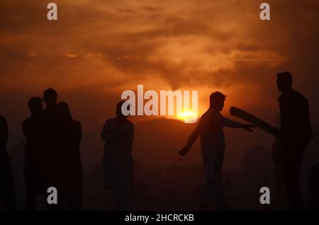 Peshawar, Pakistan. 31st Dez 2021. Ein schöner Blick auf den letzten Sonnenuntergang des Jahres. (Foto: Hussain Ali/Pacific Press) Quelle: Pacific Press Media Production Corp./Alamy Live News Stockfoto