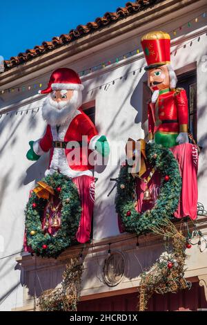 Ein aufblaster weihnachtsmann und ein Nussknacker Stockfoto