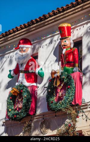 Ein aufblaster weihnachtsmann und ein Nussknacker Stockfoto