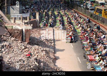 Dhaka, Bangladesch. 31st Dez 2021. Muslimische Anhänger beten das Jummah-Gebet am Freitag auf der Straße von Dhaka. (Foto von Syed Mahabubul Kader/Pacific Press) Quelle: Pacific Press Media Production Corp./Alamy Live News Stockfoto