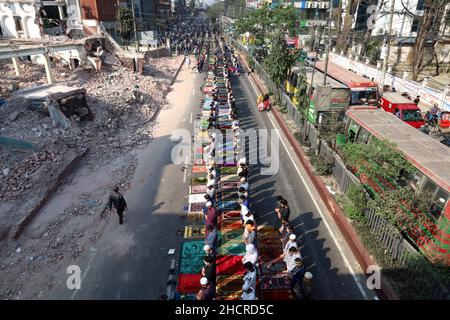 Dhaka, Bangladesch. 31st Dez 2021. Muslimische Anhänger beten das Jummah-Gebet am Freitag auf der Straße von Dhaka. (Foto von Syed Mahabubul Kader/Pacific Press) Quelle: Pacific Press Media Production Corp./Alamy Live News Stockfoto