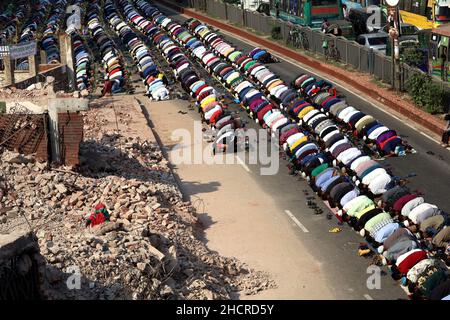 Dhaka, Bangladesch. 31st Dez 2021. Muslimische Anhänger beten das Jummah-Gebet am Freitag auf der Straße von Dhaka. (Foto von Syed Mahabubul Kader/Pacific Press) Quelle: Pacific Press Media Production Corp./Alamy Live News Stockfoto