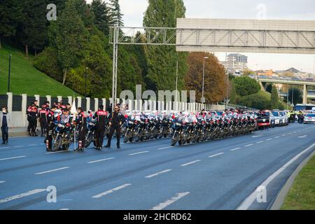 Istanbul, Türkei - 29. Oktober 2021: Motorrad-Polizei-Team auf der Straße. Geparkte Polizeimotorräder. Redaktionelle Aufnahme in Istanbul Türkei über die Preparati Stockfoto