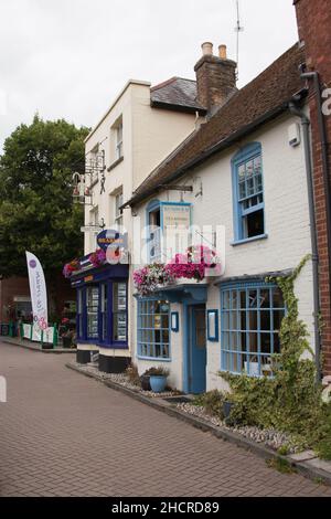 Blick auf Geschäfte und Gebäude in Wimborne, Dorset, Großbritannien Stockfoto