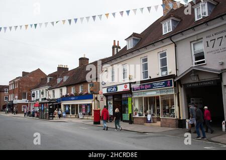 Blick auf den Platz im Wimborne Minster, Dorset in Großbritannien Stockfoto