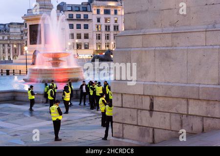 London, Großbritannien, 31. Dezember 2021. Der Londoner Trafalgar Square ist jetzt komplett eingezäunt, um zu verhindern, dass sich die Menschen zu einer Silvesterparty versammeln. Die Öffentlichkeit wird aufgefordert, die Feierlichkeiten zu Hause vernünftig und vorsichtig zu feiern, da sich die Coronavirus-Variante Omicron rasch unter den Gemeinden ausbreitet. Quelle: Xiu Bao/Alamy Live News Stockfoto