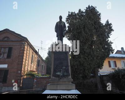 Statue des Ingenieurs Carlo Noe, der den Canale Cavour Kanal entworfen hat, vom Bildhauer Francesco Porzio um 1898 in Chivasso, Italien Stockfoto