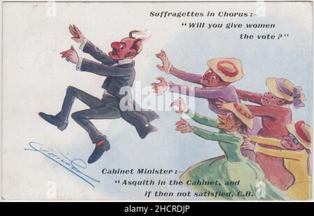 Suffragetten im Chor: 'Wirst du Frauen die Stimme geben?' Kabinettsminister: 'Asquith im Kabinett, und wenn dann nicht zufrieden, C. B. [Campbell-Bannerman]': Karikatur, die einen Mann mit Schnurrbart und Kammfrisur zeigt, der vor vier Frauen flüchtet, die als ältere, hässliche und zahnarme Frauen dargestellt werden, die alle Strohhüte tragen und mit ausgestreckten Armen laufen (im Stil einer Zombie-Filmjagd). Das Bild ist auf einer Postkarte, die 1908 gesendet wurde und von Cynicus, einem Alias des Künstlers Martin Anderson, (1854-1932) gezeichnet wurde. Stockfoto