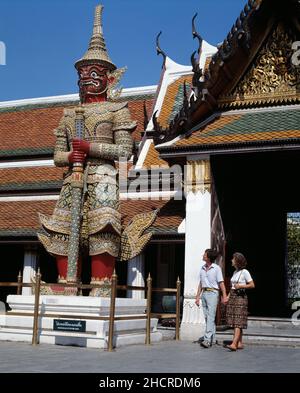 Thailand. Bangkok. Grand Palace. Wat Phra Kaew. Touristenpaar. Stockfoto
