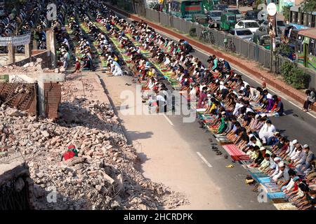 Dhaka, Bangladesch. 31st Dez 2021. Muslimische Anhänger beten das Jummah-Gebet am Freitag auf der Straße von Dhaka. (Bild: © Syed Mahabubul Kader/Pacific Press via ZUMA Press Wire) Bild: ZUMA Press, Inc./Alamy Live News Stockfoto