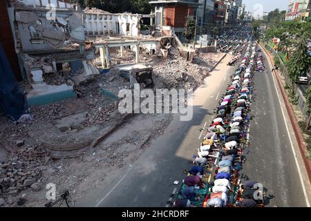 Dhaka, Bangladesch. 31st Dez 2021. Muslimische Anhänger beten das Jummah-Gebet am Freitag auf der Straße von Dhaka. (Bild: © Syed Mahabubul Kader/Pacific Press via ZUMA Press Wire) Bild: ZUMA Press, Inc./Alamy Live News Stockfoto