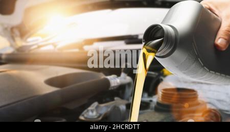 Füllen Sie Öl auf den Motor, in der Nähe Stockfoto