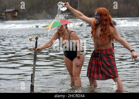 Mlada Boleslav, Tschechische Republik. 31st Dez 2021. Menschen, die während der Taufe in Mlada Boleslav in der Nähe der Fabrik Skoda Auto in der Tschechischen Republik im eiskalten Wasser des Flusses Jizera schwimmen. Begeisterte Schwimmer trotzen jedes Jahr dem kalten Wasser zum Schwimmen und Taufe neue Schwimmer. (Bild: © Slavek Ruta/ZUMA Press Wire) Stockfoto