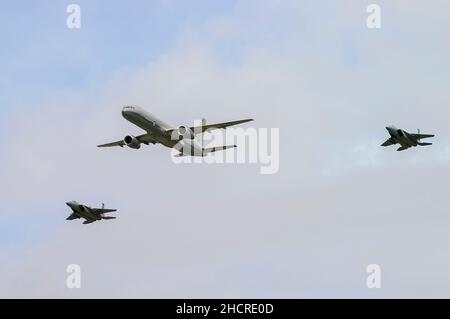 Flaggschiff-Tribute-Flypast zum 70th. Jahrestag der Schlacht von Großbritannien bei Royal International Air Tattoo, RIAT, RAF Fairford, UK, 2010. RNZAF 757, F-15 Stockfoto