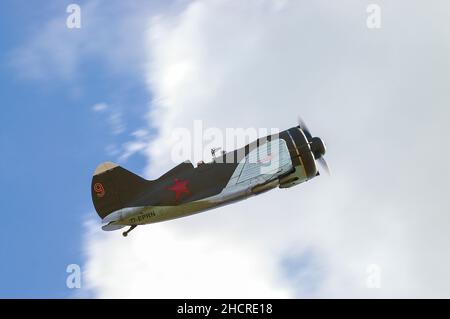 Polikarpov I-16 Rata Jagdflugzeug der Sowjetischen Luftwaffe. Das kleine russische Kampfflugzeug aus dem zweiten Weltkrieg fliegt auf der Flugschau „Flying Legends“ von Duxford Stockfoto