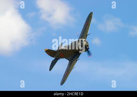 Polikarpov I-16 Rata Jagdflugzeug der Sowjetischen Luftwaffe. Das kleine russische Kampfflugzeug aus dem zweiten Weltkrieg fliegt auf der Flugschau „Flying Legends“ von Duxford Stockfoto