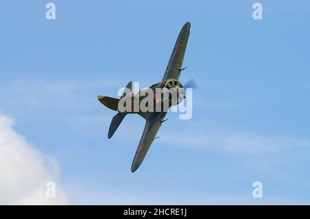 Polikarpov I-16 Rata Jagdflugzeug der Sowjetischen Luftwaffe. Das kleine russische Kampfflugzeug aus dem zweiten Weltkrieg fliegt auf der Flugschau „Flying Legends“ von Duxford Stockfoto