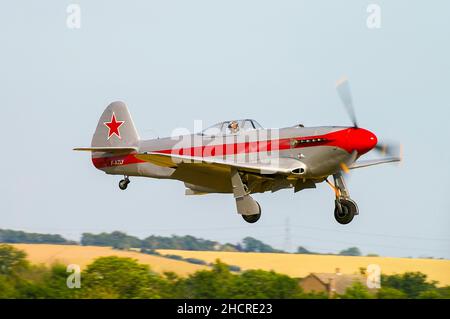 Yakovlev Yak-3UA F-AZLY Jagdflugzeug, landet bei der Flugschau Flying Legends in Duxford, Großbritannien. Russisches rotes Sternenflugzeug Stockfoto