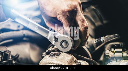 Auto-Mechaniker Hände arbeiten an Automotor in Mechaniker-Garage. Reparaturservice. Authentische Nahaufnahme Stockfoto
