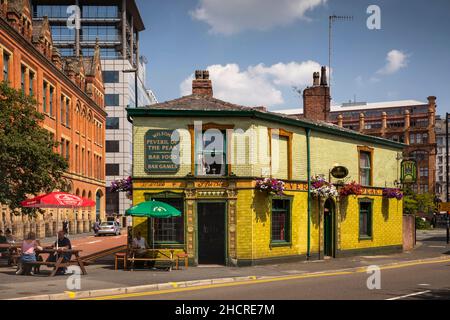 Großbritannien, England, Manchester, Great Bridgewater Street, Peveril of the Peak, historischer gekachelter Pub Stockfoto