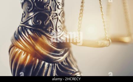 Die Statue der Gerechtigkeit - Lady Justice oder Iustitia / Justitia die römische Göttin der Gerechtigkeit Detail der Waage der Gerechtigkeit Stockfoto