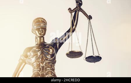 Die Statue der Gerechtigkeit - Lady Justice oder Iustitia / Justitia die römische Göttin der Gerechtigkeit - Rechtsrecht Konzeptbild Stockfoto