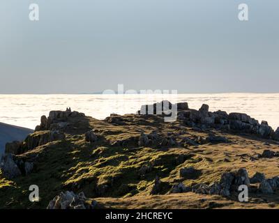 Von den Coniston Fells im Lake District aus blickt man über die Irische See bis zum Carneddau in Wales, nur selten zu sehen, wenn die Luft sehr klar ist. Stockfoto