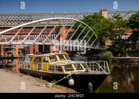 Großbritannien, England, Manchester, Castlefield, Boot im Bridgewater Canal Basin an Merchant’s Bridge Stockfoto