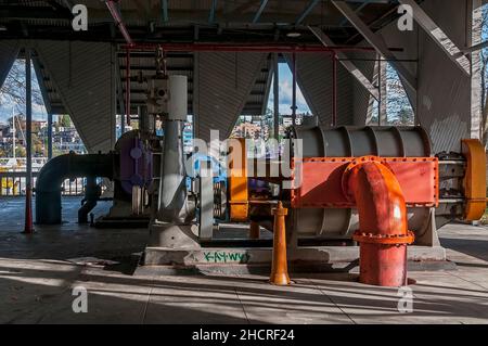 Maschinen unter einem Dach in der alten Vergasungsanlage im Gas Works Park in Seattle, Washington. Stockfoto