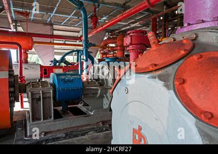 Maschinen unter einem Dach in der alten Vergasungsanlage im Gas Works Park in Seattle, Washington. Stockfoto