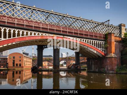 Großbritannien, England, Manchester, Castlefield, Eisenbahnviadukt über das Becken des Bridgewater-Kanals Stockfoto