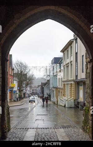 Blick von Westgate im Winter, High Street, Winchester, Hampshire, England, Vereinigtes Königreich Stockfoto