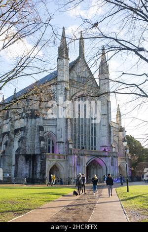 Winchester Cathedral Westfassade im Winter, Cathedral Close, Winchester, Hampshire, England, Vereinigtes Königreich Stockfoto