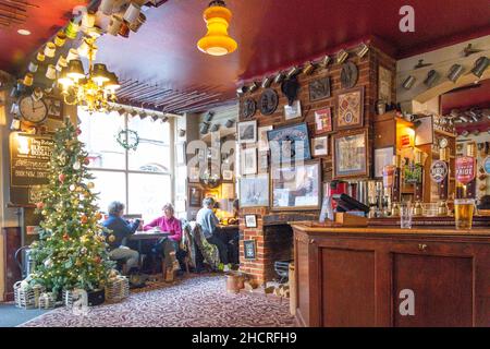 Kneipeninterieur zu Weihnachten, 18th Century Wykeham Arms Pub, Kingsgate Street, Winchester, Hampshire, England, Vereinigtes Königreich Stockfoto