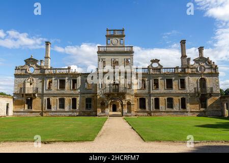 Eingangsfassade von Kirby Hall, einem elisabethanischen Landhaus, in der Nähe von Gretton, Northamptonshire, England. Stockfoto