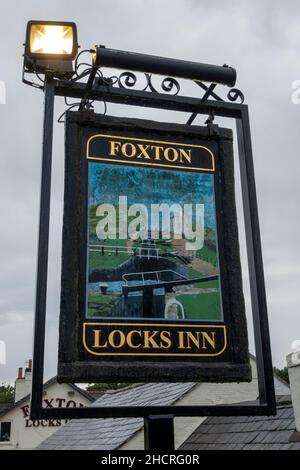 Pub-Schild für das Foxton Locks Inn, Foxton Locks, an der Leicester-Linie des Grand Union Canal, Leicestershire, Großbritannien. Stockfoto