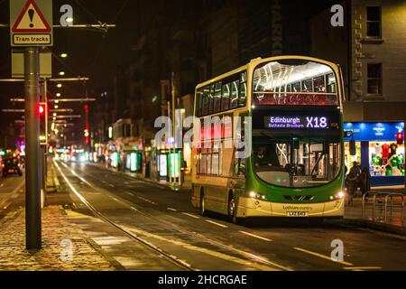 Fr 31 Dezember 2021. Edinburgh, Großbritannien. Leere Straßen und Veranstaltungsorte in Edinburgh, da die traditionellen Hogmanay-Feiern der Stadt aufgrund der Zunahme der Infektionen mit Omicron Covid 19 abgesagt werden. Die Silvesterveranstaltungen der Stadt sind weltberühmt und werden vom Guinness-Buch der Rekorde als die größte Silvesterparty der Welt anerkannt. Vor der Durchsetzung der Covid-19-Beschränkungen nahmen 40.000 Personen an der Fackelprozession Teil, 75.000 nahmen am Konzert in den Gärten Teil, und schätzungsweise 100.000 sahen sich das Feuerwerk um Mitternacht an. Stockfoto