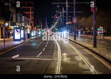 Fr 31 Dezember 2021. Edinburgh, Großbritannien. Leere Straßen und Veranstaltungsorte in Edinburgh, da die traditionellen Hogmanay-Feiern der Stadt aufgrund der Zunahme der Infektionen mit Omicron Covid 19 abgesagt werden. Die Silvesterveranstaltungen der Stadt sind weltberühmt und werden vom Guinness-Buch der Rekorde als die größte Silvesterparty der Welt anerkannt. Vor der Durchsetzung der Covid-19-Beschränkungen nahmen 40.000 Personen an der Fackelprozession Teil, 75.000 nahmen am Konzert in den Gärten Teil, und schätzungsweise 100.000 sahen sich das Feuerwerk um Mitternacht an. Stockfoto