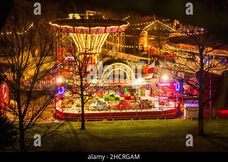 Fr 31 Dezember 2021. Edinburgh, Großbritannien. Leere Straßen und Veranstaltungsorte in Edinburgh, da die traditionellen Hogmanay-Feiern der Stadt aufgrund der Zunahme der Infektionen mit Omicron Covid 19 abgesagt werden. Die Silvesterveranstaltungen der Stadt sind weltberühmt und werden vom Guinness-Buch der Rekorde als die größte Silvesterparty der Welt anerkannt. Vor der Durchsetzung der Covid-19-Beschränkungen nahmen 40.000 Personen an der Fackelprozession Teil, 75.000 nahmen am Konzert in den Gärten Teil, und schätzungsweise 100.000 sahen sich das Feuerwerk um Mitternacht an. Stockfoto