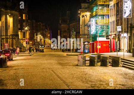 Fr 31 Dezember 2021. Edinburgh, Großbritannien. Leere Straßen und Veranstaltungsorte in Edinburgh, da die traditionellen Hogmanay-Feiern der Stadt aufgrund der Zunahme der Infektionen mit Omicron Covid 19 abgesagt werden. Die Silvesterveranstaltungen der Stadt sind weltberühmt und werden vom Guinness-Buch der Rekorde als die größte Silvesterparty der Welt anerkannt. Vor der Durchsetzung der Covid-19-Beschränkungen nahmen 40.000 Personen an der Fackelprozession Teil, 75.000 nahmen am Konzert in den Gärten Teil, und schätzungsweise 100.000 sahen sich das Feuerwerk um Mitternacht an. Stockfoto