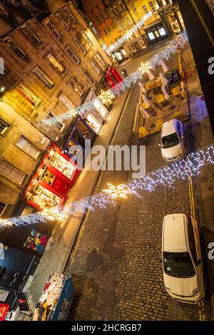 Fr 31 Dezember 2021. Edinburgh, Großbritannien. Leere Straßen und Veranstaltungsorte in Edinburgh, da die traditionellen Hogmanay-Feiern der Stadt aufgrund der Zunahme der Infektionen mit Omicron Covid 19 abgesagt werden. Die Silvesterveranstaltungen der Stadt sind weltberühmt und werden vom Guinness-Buch der Rekorde als die größte Silvesterparty der Welt anerkannt. Vor der Durchsetzung der Covid-19-Beschränkungen nahmen 40.000 Personen an der Fackelprozession Teil, 75.000 nahmen am Konzert in den Gärten Teil, und schätzungsweise 100.000 sahen sich das Feuerwerk um Mitternacht an. Stockfoto