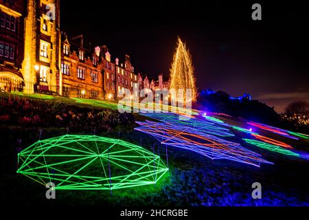 Fr 31 Dezember 2021. Edinburgh, Großbritannien. Leere Straßen und Veranstaltungsorte in Edinburgh, da die traditionellen Hogmanay-Feiern der Stadt aufgrund der Zunahme der Infektionen mit Omicron Covid 19 abgesagt werden. Die Silvesterveranstaltungen der Stadt sind weltberühmt und werden vom Guinness-Buch der Rekorde als die größte Silvesterparty der Welt anerkannt. Vor der Durchsetzung der Covid-19-Beschränkungen nahmen 40.000 Personen an der Fackelprozession Teil, 75.000 nahmen am Konzert in den Gärten Teil, und schätzungsweise 100.000 sahen sich das Feuerwerk um Mitternacht an. Stockfoto