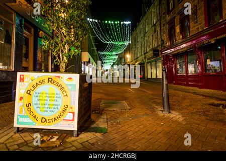 Fr 31 Dezember 2021. Edinburgh, Großbritannien. Leere Straßen und Veranstaltungsorte in Edinburgh, da die traditionellen Hogmanay-Feiern der Stadt aufgrund der Zunahme der Infektionen mit Omicron Covid 19 abgesagt werden. Die Silvesterveranstaltungen der Stadt sind weltberühmt und werden vom Guinness-Buch der Rekorde als die größte Silvesterparty der Welt anerkannt. Vor der Durchsetzung der Covid-19-Beschränkungen nahmen 40.000 Personen an der Fackelprozession Teil, 75.000 nahmen am Konzert in den Gärten Teil, und schätzungsweise 100.000 sahen sich das Feuerwerk um Mitternacht an. Stockfoto