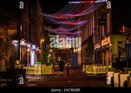 Fr 31 Dezember 2021. Edinburgh, Großbritannien. Leere Straßen und Veranstaltungsorte in Edinburgh, da die traditionellen Hogmanay-Feiern der Stadt aufgrund der Zunahme der Infektionen mit Omicron Covid 19 abgesagt werden. Die Silvesterveranstaltungen der Stadt sind weltberühmt und werden vom Guinness-Buch der Rekorde als die größte Silvesterparty der Welt anerkannt. Vor der Durchsetzung der Covid-19-Beschränkungen nahmen 40.000 Personen an der Fackelprozession Teil, 75.000 nahmen am Konzert in den Gärten Teil, und schätzungsweise 100.000 sahen sich das Feuerwerk um Mitternacht an. Stockfoto