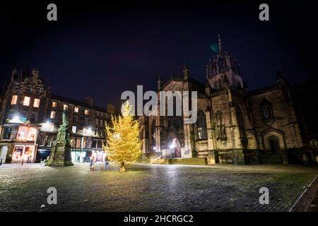 Fr 31 Dezember 2021. Edinburgh, Großbritannien. Leere Straßen und Veranstaltungsorte in Edinburgh, da die traditionellen Hogmanay-Feiern der Stadt aufgrund der Zunahme der Infektionen mit Omicron Covid 19 abgesagt werden. Die Silvesterveranstaltungen der Stadt sind weltberühmt und werden vom Guinness-Buch der Rekorde als die größte Silvesterparty der Welt anerkannt. Vor der Durchsetzung der Covid-19-Beschränkungen nahmen 40.000 Personen an der Fackelprozession Teil, 75.000 nahmen am Konzert in den Gärten Teil, und schätzungsweise 100.000 sahen sich das Feuerwerk um Mitternacht an. Stockfoto