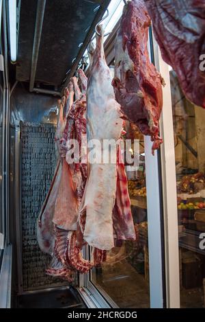 Fleisch wurde in der Metzgerei aufgehängt Stockfoto