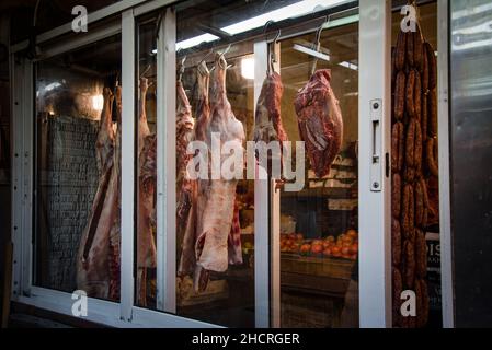 Fleisch wurde in der Metzgerei aufgehängt Stockfoto