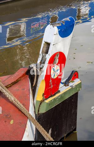 Handbemalte Deichsel eines traditionellen Schmalbootes oder Barges auf dem Grand Union Canal bei Braunston in der Nähe von daventry northamptonshire. Stockfoto