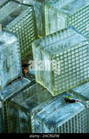 Abstrakte Glassteine in einem Stapel, Glasfenster ricks oder Würfel in einem Stapel bilden abstrakte Komposition. Glas Texturen und zufällige Muster durch Würfel gebildet Stockfoto