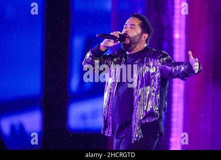 Berlin, Deutschland. 31st Dez 2021. Adel Tawil tritt bei der ZDF-Silvesterparty am Brandenburger Tor auf. Quelle: Christophe Gateau/dpa/Alamy Live News Stockfoto